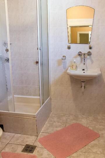 Фото номера Трехместный номер Лоджи Hostel Farkaslaka г. Lupeni 3