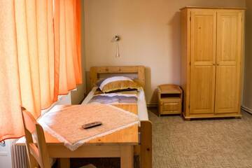 Фото номера Трехместный номер с основными удобствами Лоджи Hostel Farkaslaka г. Lupeni 4