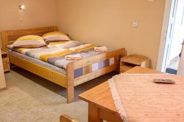 Фото номера Трехместный номер с основными удобствами Лоджи Hostel Farkaslaka г. Lupeni 5