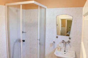 Фото номера Трехместный номер Лоджи Hostel Farkaslaka г. Lupeni 4