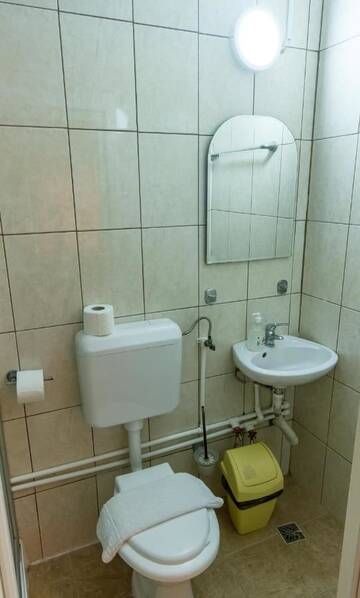 Фото номера Трехместный номер с основными удобствами Лоджи Hostel Farkaslaka г. Lupeni 3