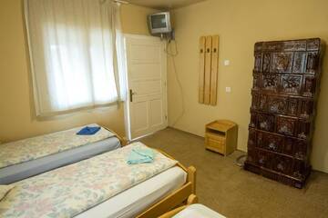 Фото номера Трехместный номер Лоджи Hostel Farkaslaka г. Lupeni 6