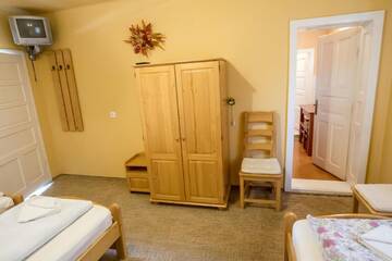 Фото номера Трехместный номер Лоджи Hostel Farkaslaka г. Lupeni 7