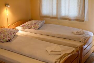 Фото номера Трехместный номер Лоджи Hostel Farkaslaka г. Lupeni 8