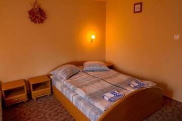 Фото номера Апартаменты с 1 спальней Лоджи Hostel Farkaslaka г. Lupeni 7